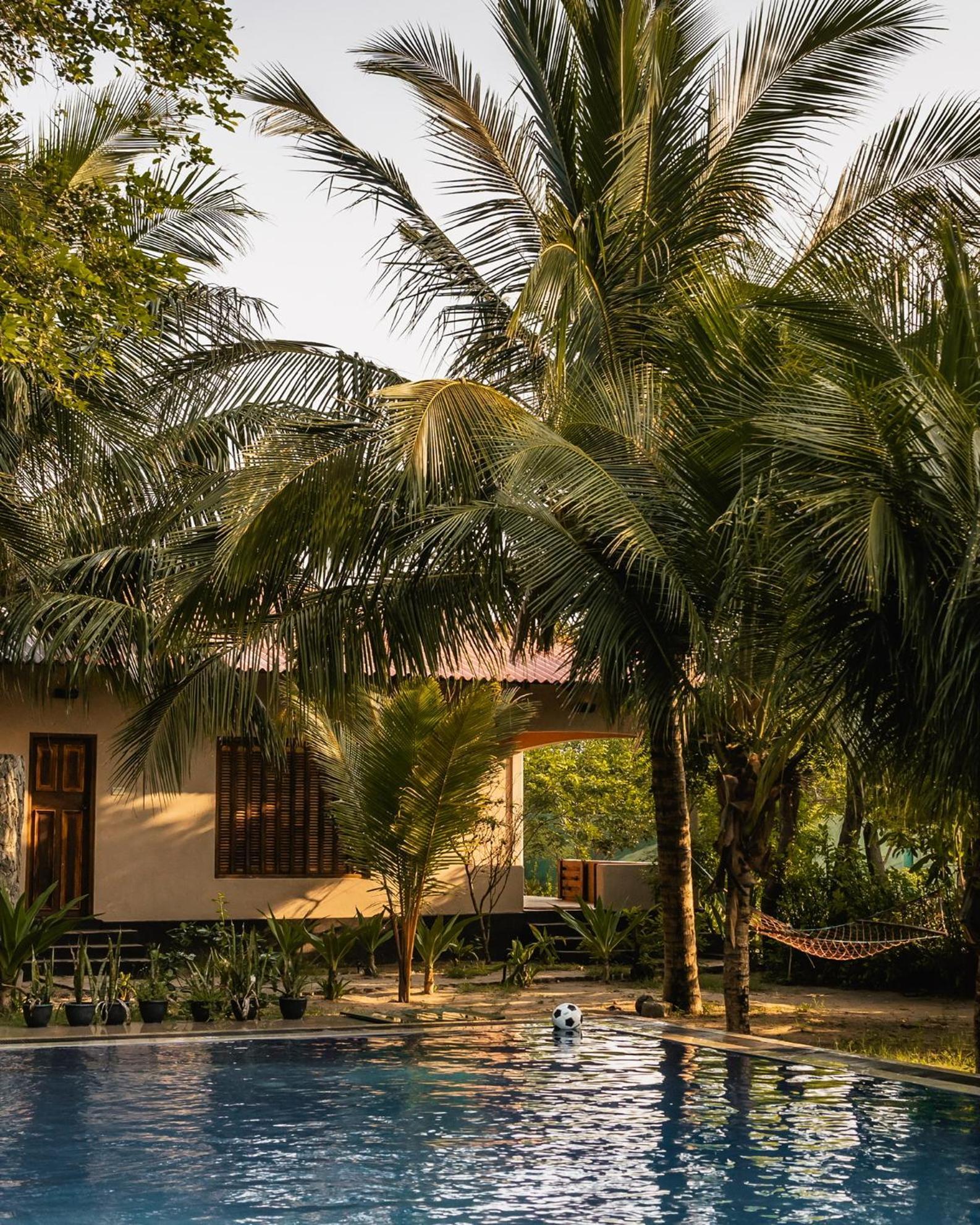 C Beyond Nilaveli Hotel Buitenkant foto